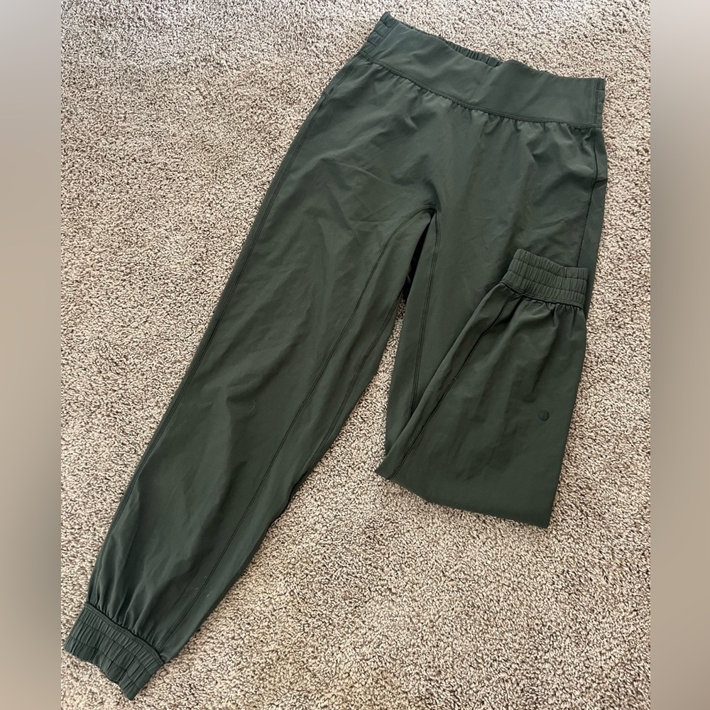 Lululemon sun salutation jogger pant size 6